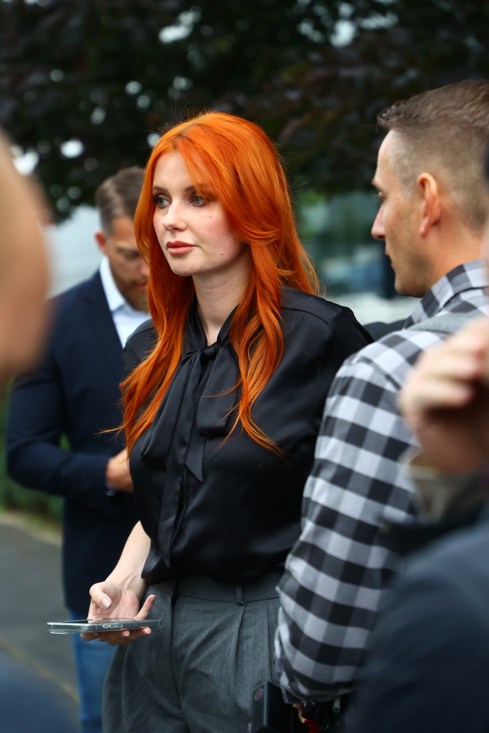 FOTO: Aneta Zicklerová čekala na příjezd Andreje Babiše. – stránka 13