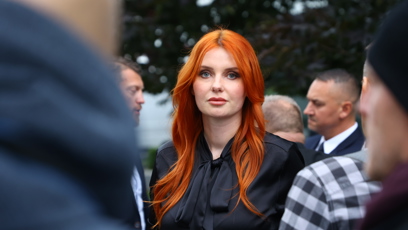 FOTO: Aneta Zicklerová čekala na příjezd Andreje Babiše.