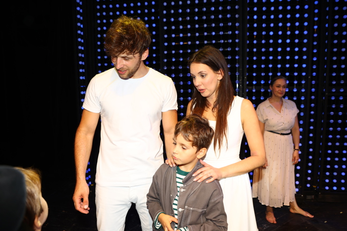 FOTO: Na jevišti prý musí potlačit mateřské city, aby mohla zpívat. – stránka 7