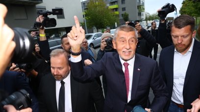 FOTO: Andrej Babiš při příjezdu do štábu.