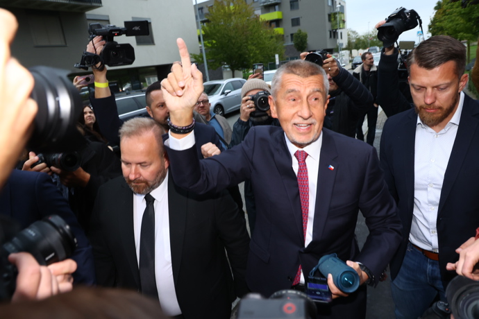 FOTO: Andrej Babiš při příjezdu do štábu. – stránka 83