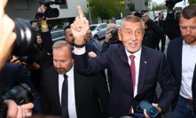 Andrej Babiš při příjezdu do štábu.