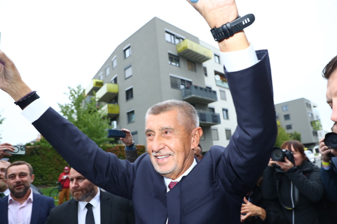 FOTO: Andrej Babiš při příjezdu do štábu. – stránka 82