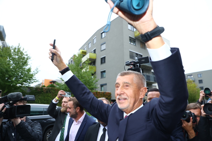 FOTO: Andrej Babiš při příjezdu do štábu. – stránka 84