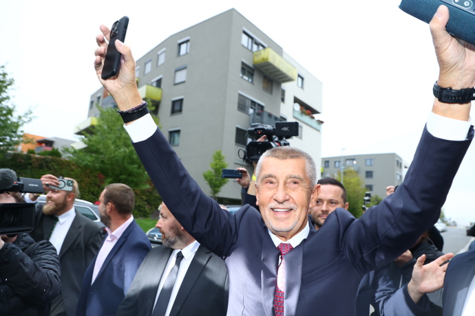 FOTO: Andrej Babiš při příjezdu do štábu. – stránka 85