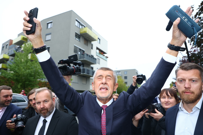 FOTO: Andrej Babiš při příjezdu do štábu. – stránka 86