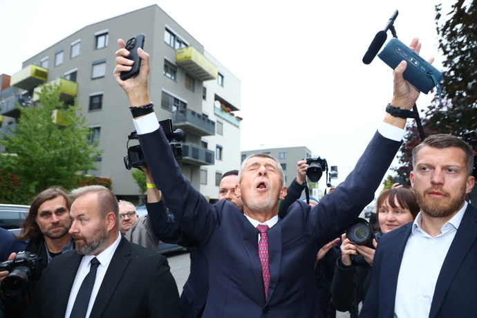 FOTO: Andrej Babiš při příjezdu do štábu. – stránka 87