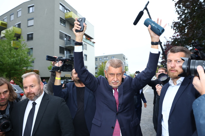 FOTO: Andrej Babiš při příjezdu do štábu. – stránka 88