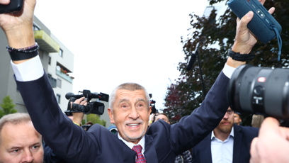 FOTO: Andrej Babiš při příjezdu do štábu.