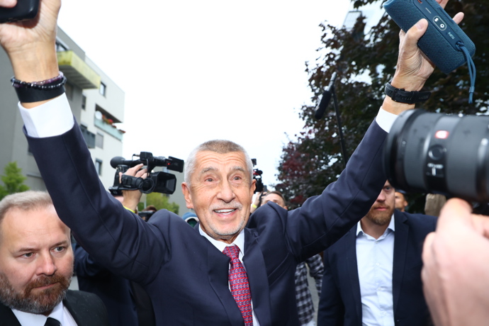 FOTO: Andrej Babiš při příjezdu do štábu. – stránka 89