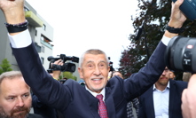 Andrej Babiš při příjezdu do štábu.