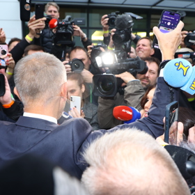 Andrej Babiš při příjezdu do štábu.