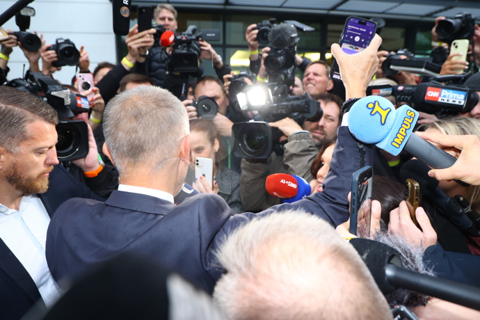 FOTO: Andrej Babiš při příjezdu do štábu. – stránka 90