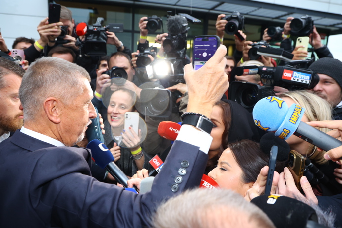 FOTO: Andrej Babiš při příjezdu do štábu. – stránka 91