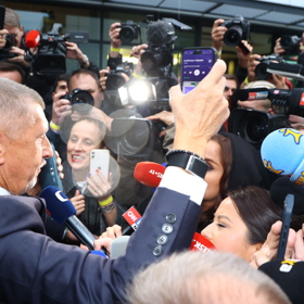 Andrej Babiš se prodíral novináři.