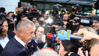 FOTO: Andrej Babiš se prodíral novináři.