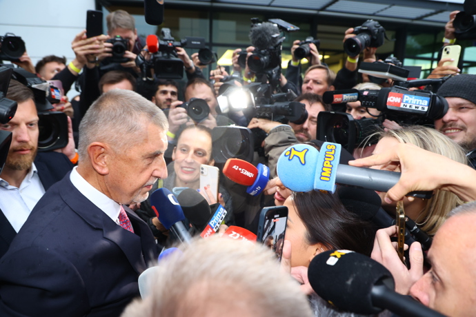 FOTO: Andrej Babiš se prodíral novináři. – stránka 55