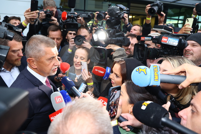 FOTO: Andrej Babiš při příjezdu do štábu. – stránka 93