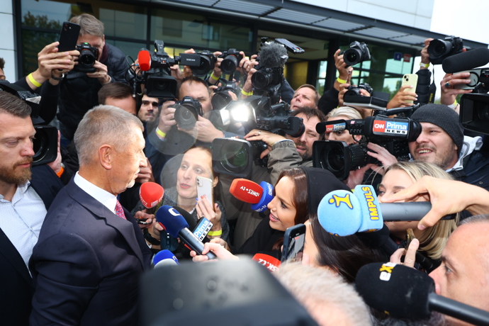 FOTO: Andrej Babiš při příjezdu do štábu. – stránka 94