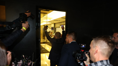 FOTO: Andrej Babiš vstupuje do místnosti, kde na něj čekali kolegové.