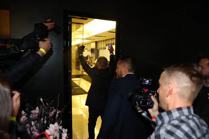 FOTO: Andrej Babiš vstupuje do místnosti, kde na něj čekali kolegové. – stránka 54