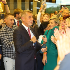 Andreje Babiše přivítali kolegové potleskem.