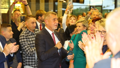 FOTO: Andreje Babiše přivítali kolegové potleskem.