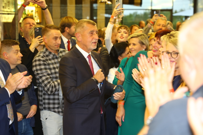 FOTO: Andreje Babiše přivítali kolegové potleskem. – stránka 135
