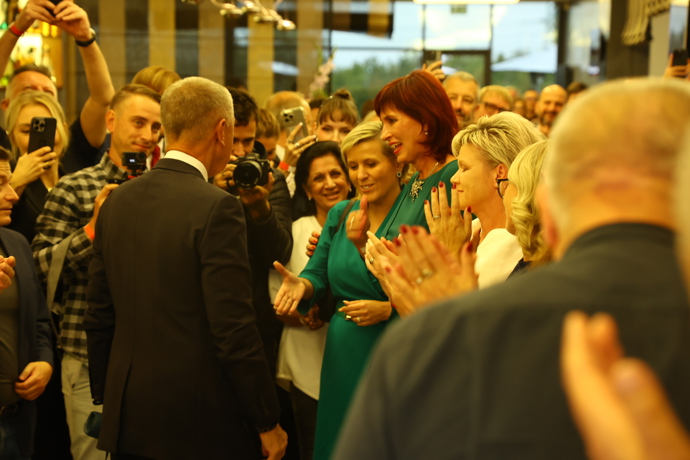 FOTO: Andrej Babiš dorazil do štábu. – stránka 97