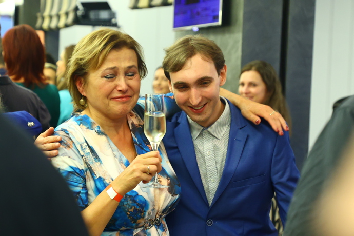 FOTO: Slzy štěstí ve štábu hnutí ANO. – stránka 53