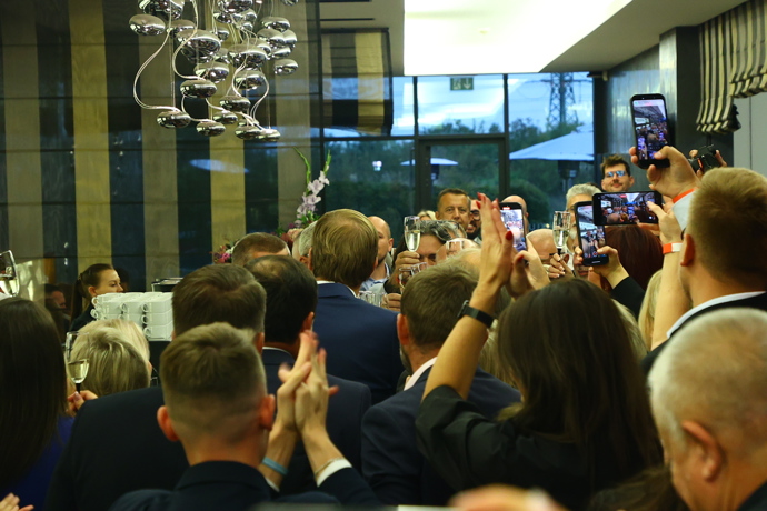 FOTO: Hnutí ANO slaví výhru. – stránka 100