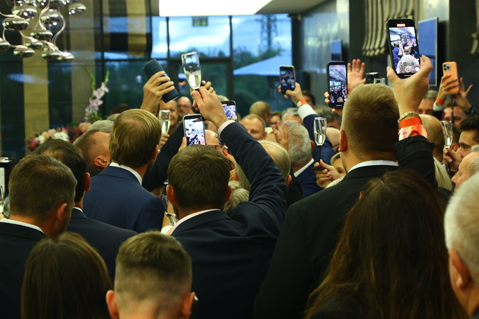 FOTO: Oslavy ve štábu hnutí ANO. – stránka 52