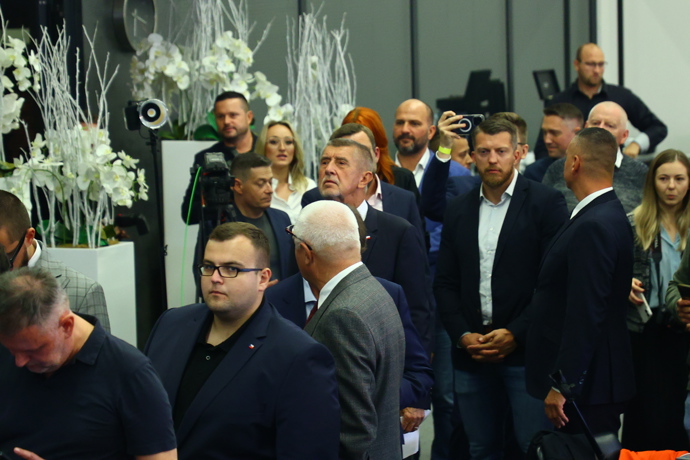 FOTO: Andrej Babiš během nástupu na pódium. – stránka 50