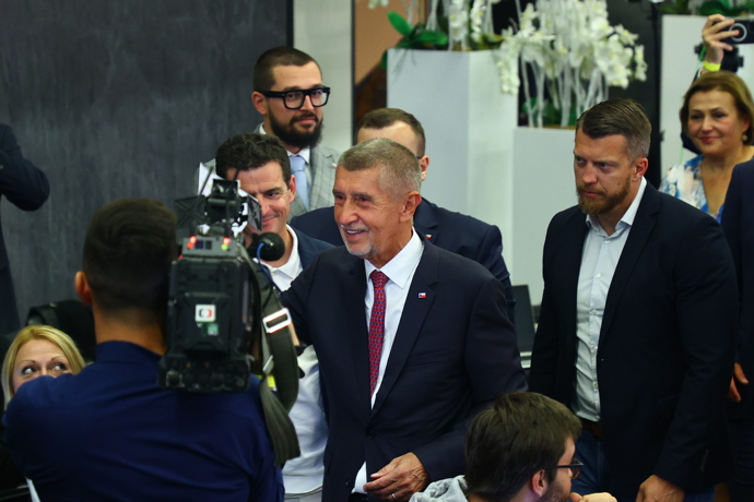 FOTO: Andrej Babiš během nástupu na pódium. – stránka 49