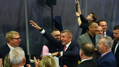 FOTO: Andrej Babiš radostí bez sebe.