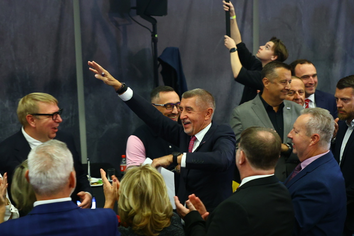 FOTO: Andrej Babiš radostí bez sebe. – stránka 47