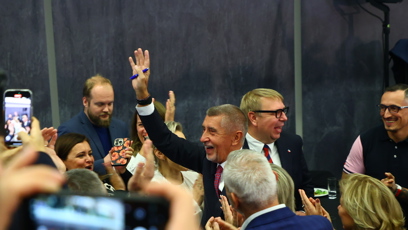 FOTO: Andrej Babiš mával novinářům.