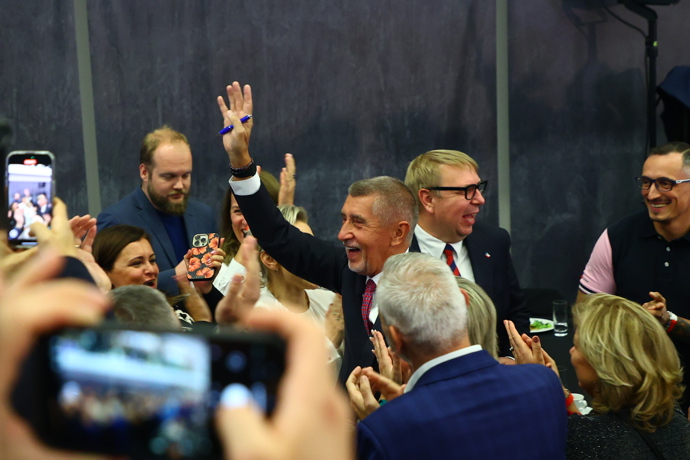 FOTO: Andrej Babiš mával novinářům. – stránka 46