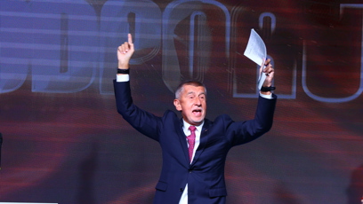 FOTO: Andrej Babiš na podiu.