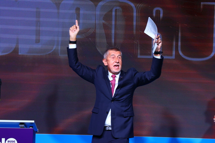 FOTO: Andrej Babiš na podiu. – stránka 110