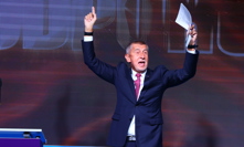 Andrej Babiš na podiu.