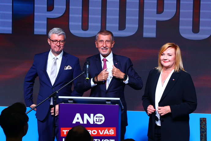 FOTO: Andrej Babiš s Karlem Havlíčkem a Alenou Schillerovou. – stránka 6