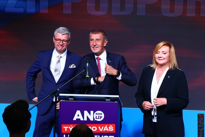 FOTO: Andrej Babiš po boku Karla Havlíčka a Aleny Schillerové. – stránka 34