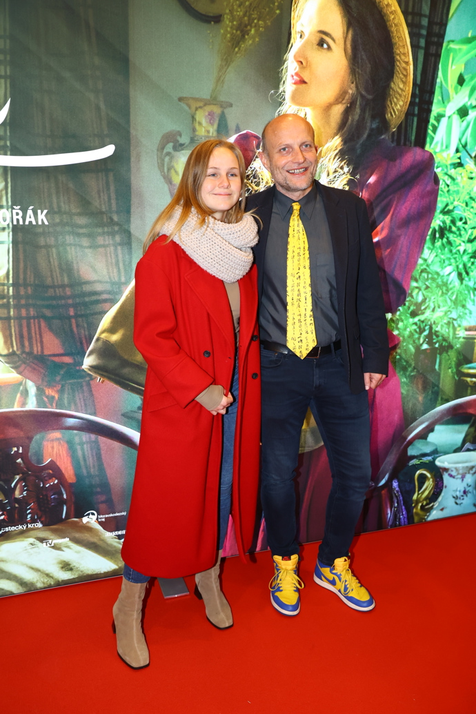 FOTO: Dorazil i Jiří Ployhar s partnerkou. – stránka 25