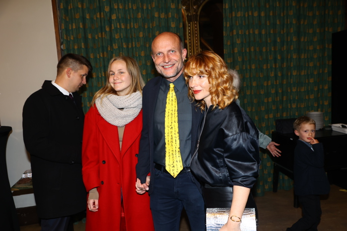 FOTO: Jiří Plohyar s partnerkou a Vicou Kerekes. – stránka 24