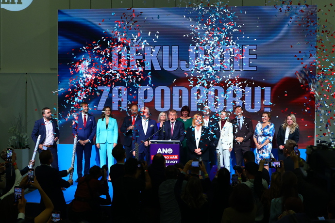 FOTO: Konfety létaly vzduchem. – stránka 37