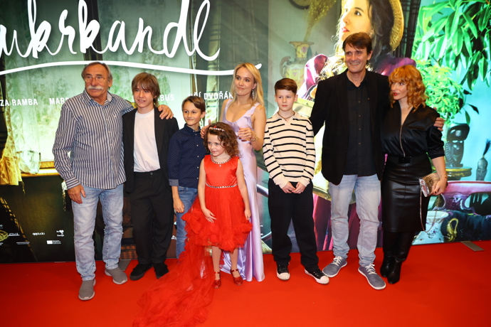 FOTO: Tereza Ramba a další herci z filmu Cukrkandl. – stránka 32