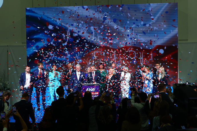 FOTO: Konfety létaly vzduchem. – stránka 36