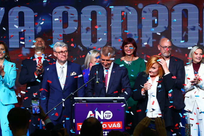 FOTO: Bujaré oslavy ve štábu ANO. – stránka 33