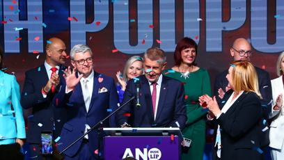 FOTO: Bujaré oslavy ve štábu ANO.